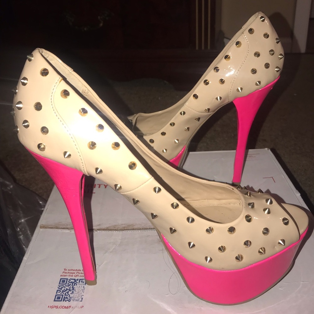 Nude/pink studded pump